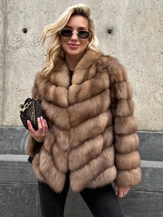 Полушубок из куницы с V-образным воротником