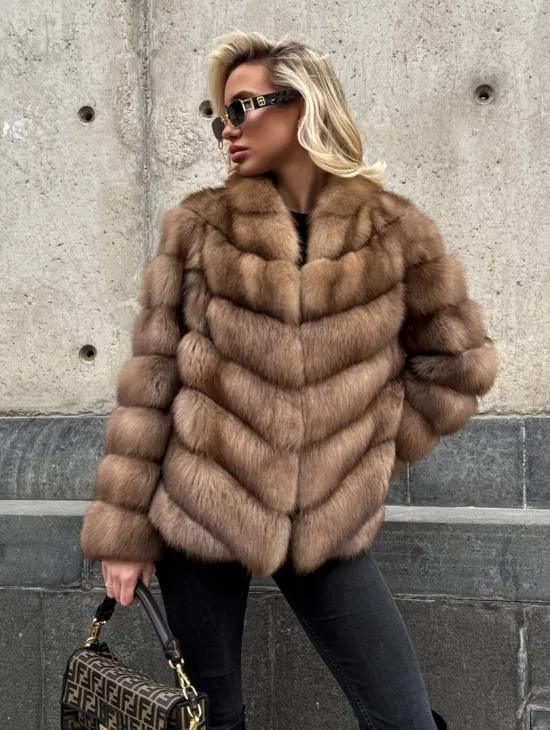 Полушубок из куницы с V-образным воротником