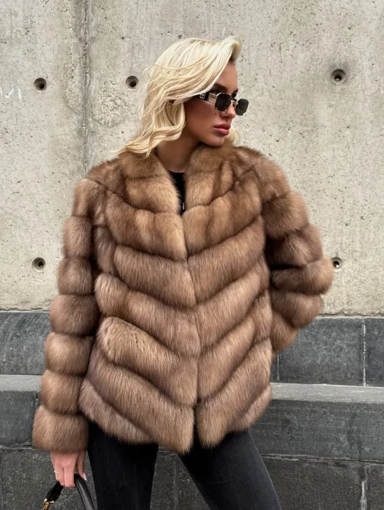 Полушубок из куницы с V-образным воротником