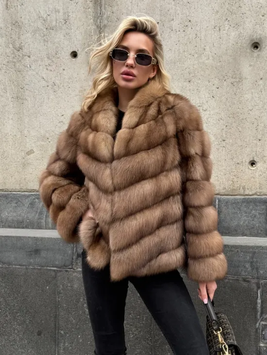 Полушубок из куницы с V-образным воротником