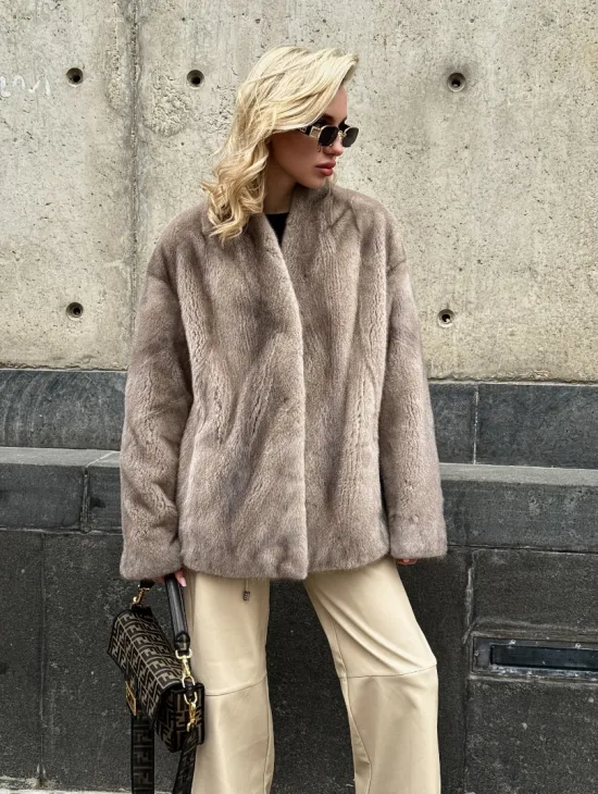 Женское короткое полупальто из меха норки с V-образным воротником