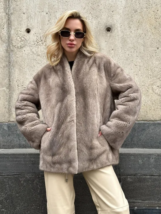 Женское короткое полупальто из меха норки с V-образным воротником