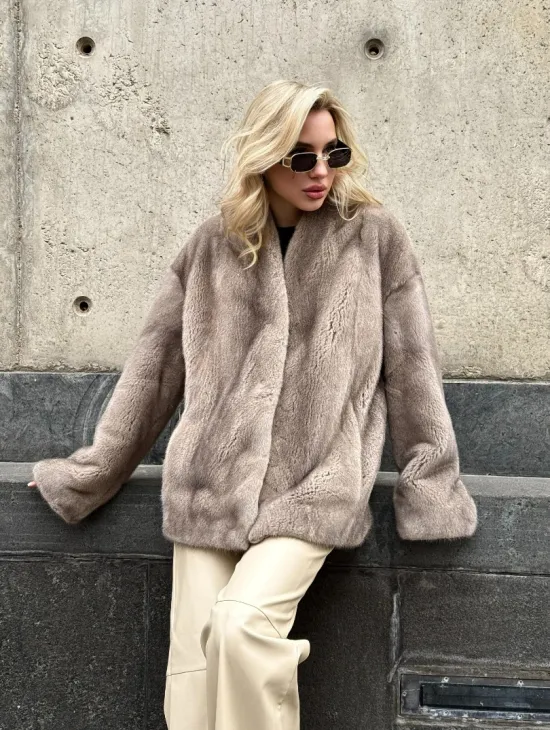 Женское короткое полупальто из меха норки с V-образным воротником