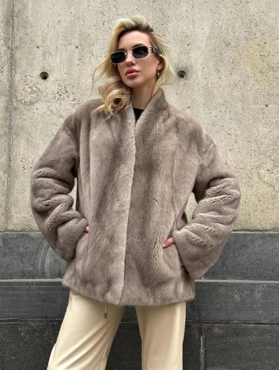 Женское короткое полупальто из меха норки с V-образным воротником