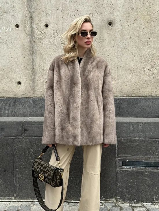 Женское короткое полупальто из меха норки с V-образным воротником