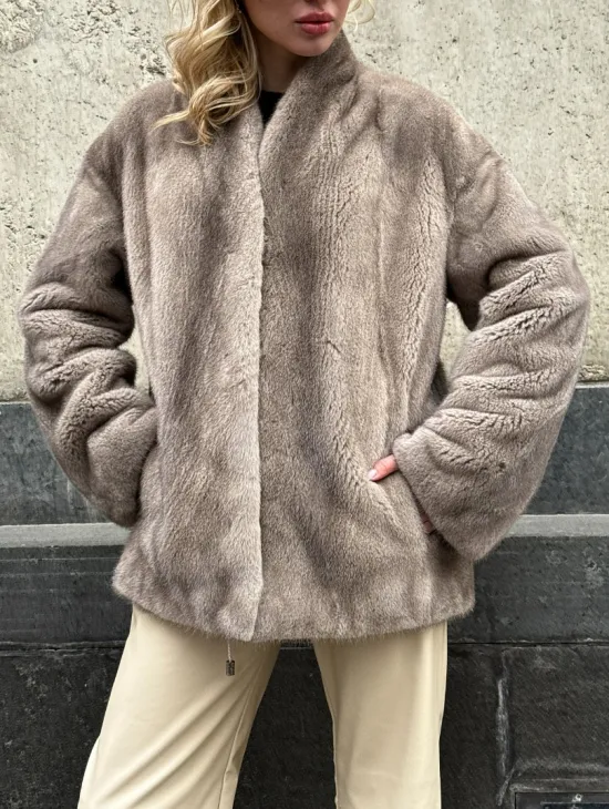 Женское короткое полупальто из меха норки с V-образным воротником