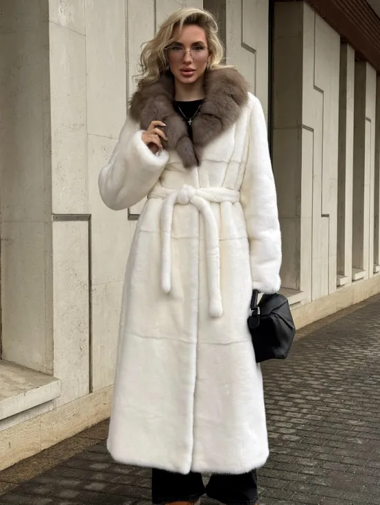 Длинная белая норковая шуба с воротником из меха куницы