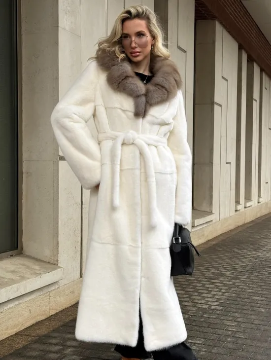 Длинная белая норковая шуба с воротником из меха куницы