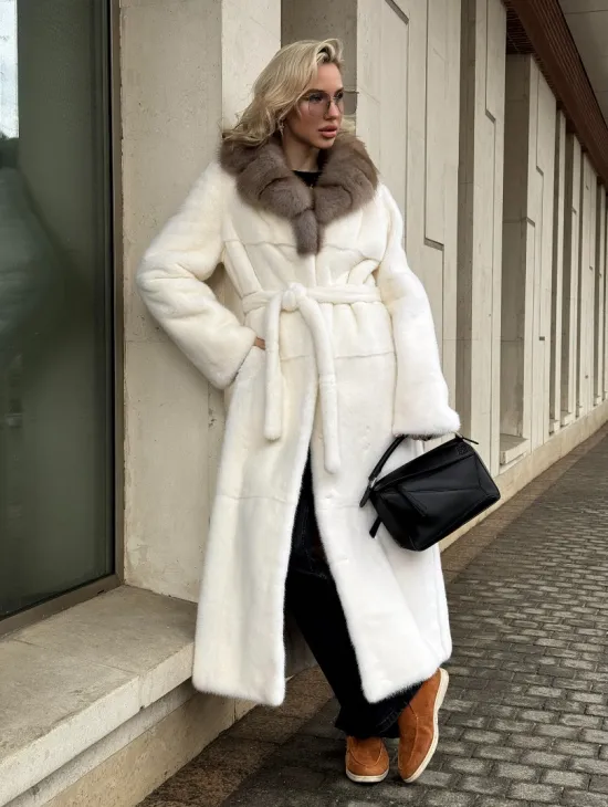 Длинная белая норковая шуба с воротником из меха куницы