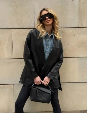 Черный короткий тренч из натуральной кожи на запах с поясом