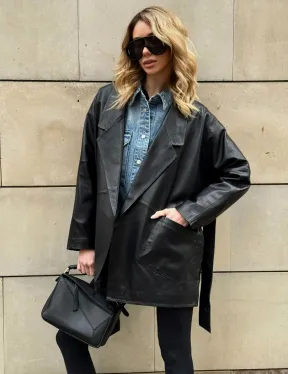 Черный короткий тренч из натуральной кожи на запах с поясом