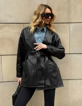 Черный короткий тренч из натуральной кожи на запах с поясом