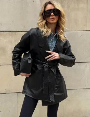 Черный короткий тренч из натуральной кожи на запах с поясом