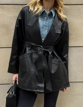 Черный короткий тренч из натуральной кожи на запах с поясом