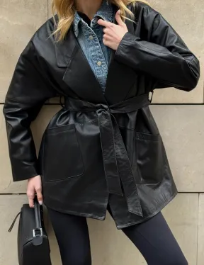 Черный короткий тренч из натуральной кожи на запах с поясом