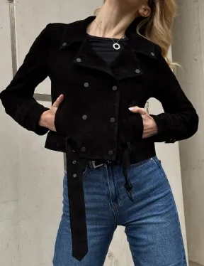 Черная короткая курточка из натуральной замши