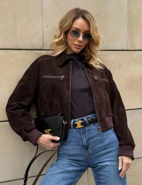 Короткий бомбер из натуральной замши на молнии с трикотажными манжетами