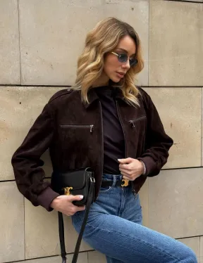 Короткий бомбер из натуральной замши на молнии с трикотажными манжетами