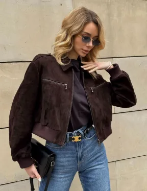 Короткий бомбер из натуральной замши на молнии с трикотажными манжетами