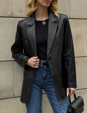 Черный кожаный пиджак классического кроя с клапанами на карманах