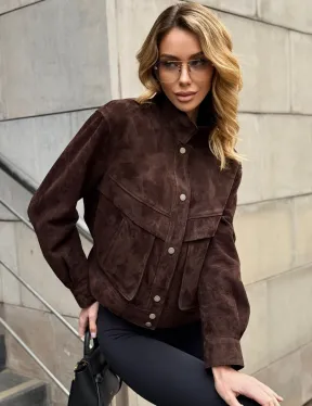 Укороченная замшевая куртка с накладными карманами