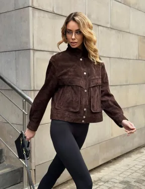 Укороченная замшевая куртка с накладными карманами