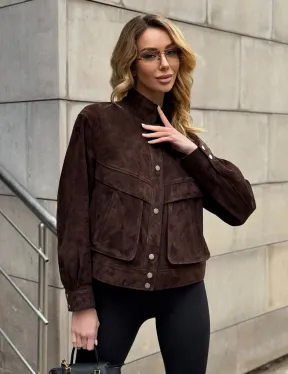 Укороченная замшевая куртка с накладными карманами