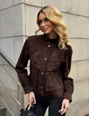 Укороченная замшевая куртка с накладными карманами