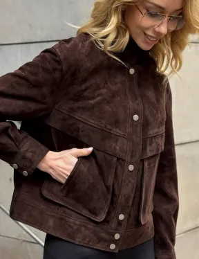 Укороченная замшевая куртка с накладными карманами