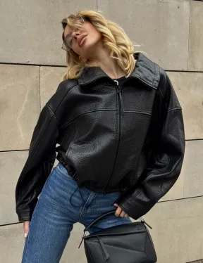 Женская укороченная кожаная куртка с поясом на кулиске и воротником-стойкой