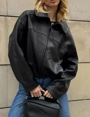 Женская укороченная кожаная куртка с поясом на кулиске и воротником-стойкой
