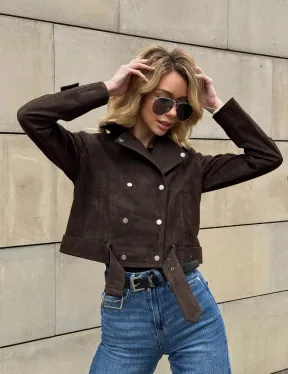 Короткая замшевая курточка с прорезными карманами и ремнём на талии