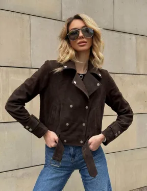 Короткая замшевая курточка с прорезными карманами и ремнём на талии