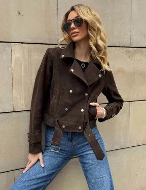 Короткая замшевая курточка с прорезными карманами и ремнём на талии