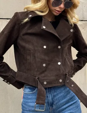 Короткая замшевая курточка с прорезными карманами и ремнём на талии