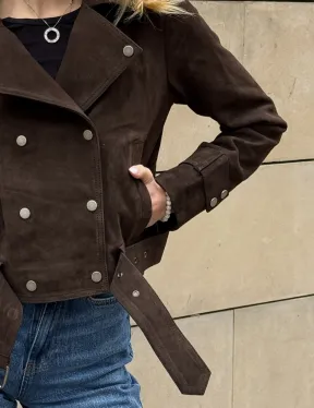 Короткая замшевая курточка с прорезными карманами и ремнём на талии