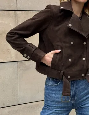 Короткая замшевая курточка с прорезными карманами и ремнём на талии