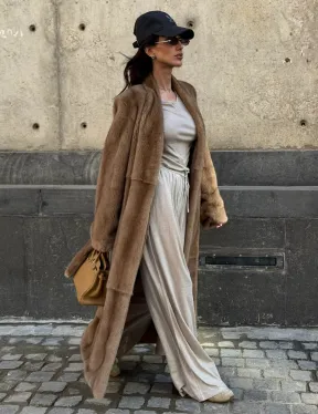 Длинная норковая шуба в цвете пастель с V-образным воротником