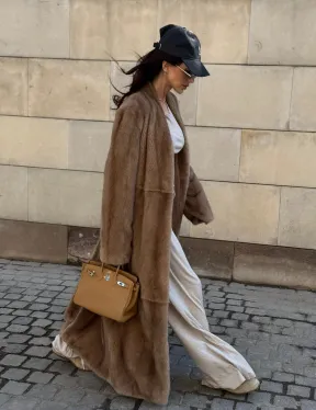 Длинная норковая шуба в цвете пастель с V-образным воротником