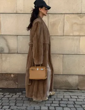 Длинная норковая шуба в цвете пастель с V-образным воротником