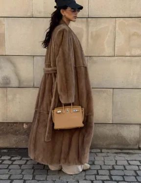 Длинная норковая шуба в цвете пастель с V-образным воротником