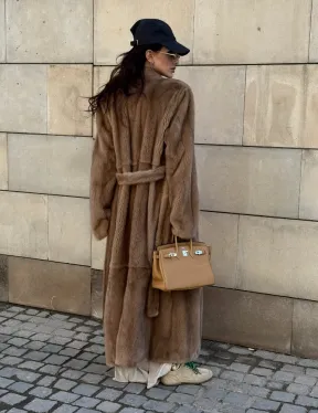 Длинная норковая шуба в цвете пастель с V-образным воротником