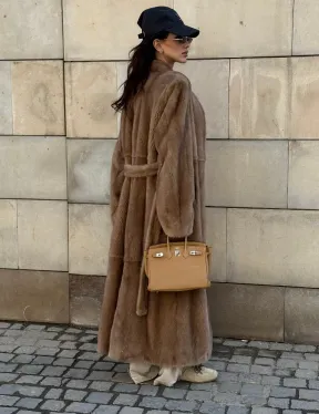 Длинная норковая шуба в цвете пастель с V-образным воротником