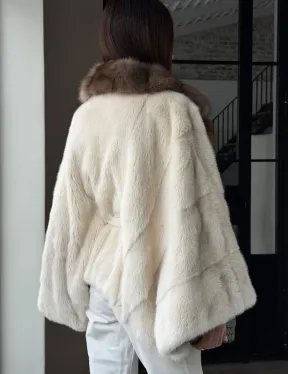 Светлое норковое пончо с воротником из куницы