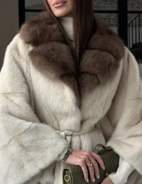 Светлое норковое пончо с воротником из куницы