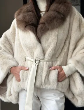 Светлое норковое пончо с воротником из куницы