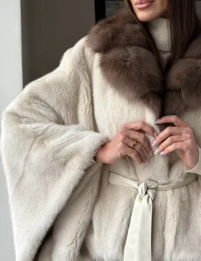 Светлое норковое пончо с воротником из куницы
