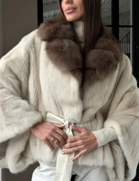 Светлое норковое пончо с воротником из куницы