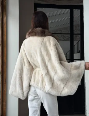 Светлое норковое пончо с воротником из куницы