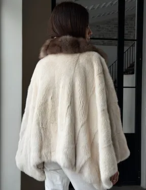 Светлое норковое пончо с воротником из куницы